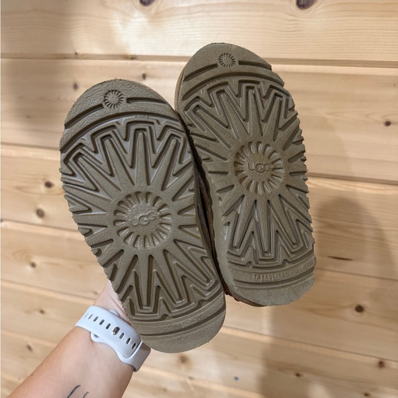 UGG Kids Tan Slippers with Red Trim - Picture 3 of 3